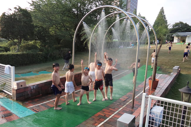 屋外プールでクールダウン