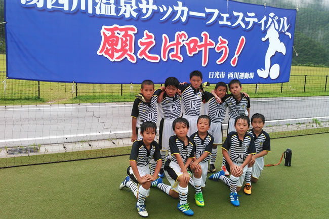 ④ 参加メンバー全員集合。大自然の中、サッカーを楽しんだ!