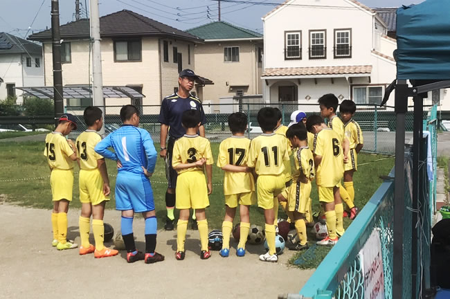 試合後のミーティングの様子。