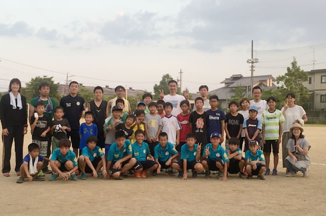 予選リーグ終了後、成和東小にて、ホームステイ先のまないFCの方々との交流会では流しそうめんをごちそうになりました!!