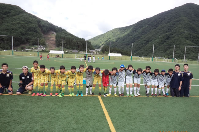 今回参加したメンバー17名。2チームに分かれて試合をおこなった。